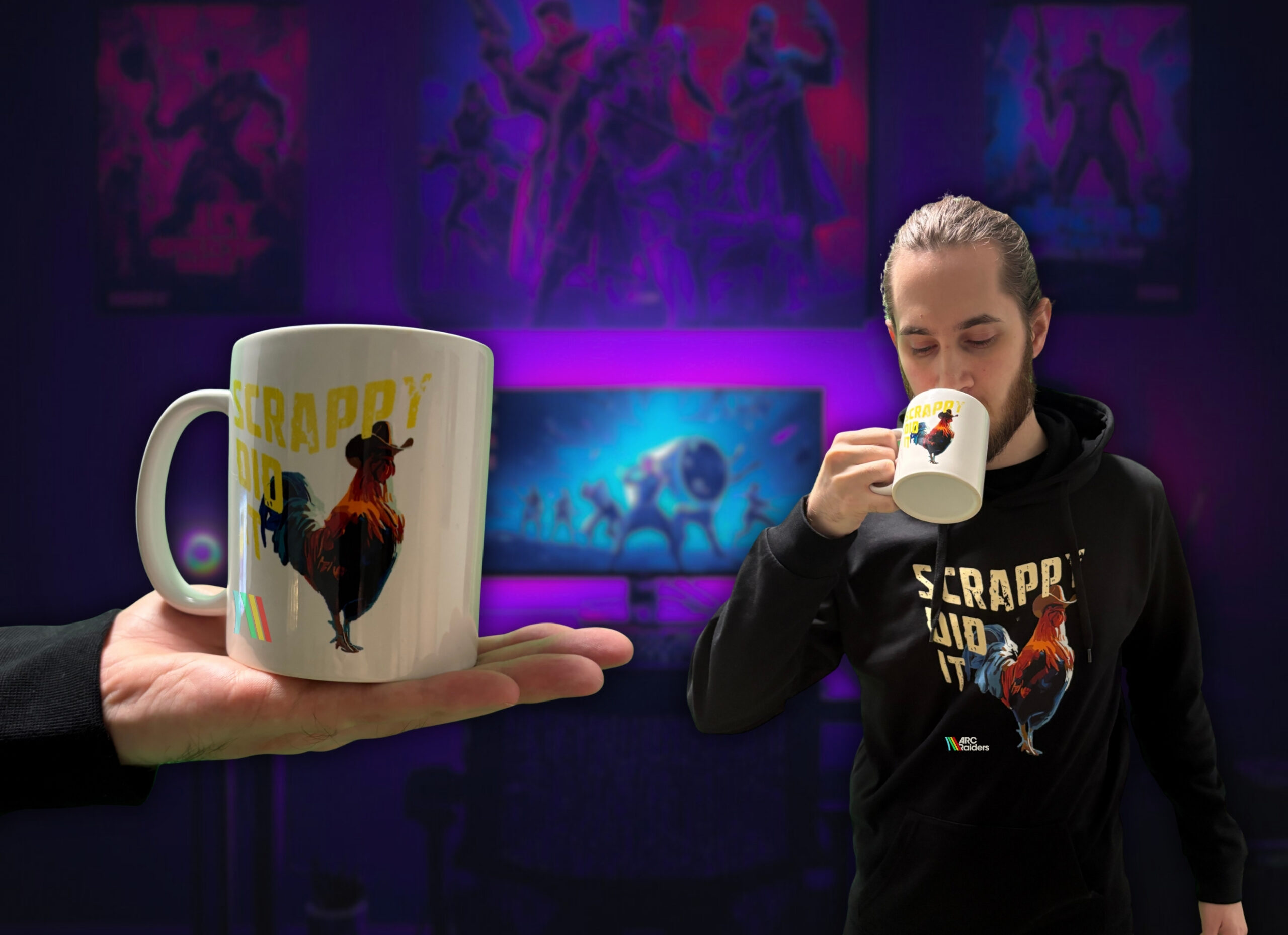 Hrnek ARC Raiders Scrappy Did It na dlani a muž v mikině se stejným motivem, který z hrnku pije
