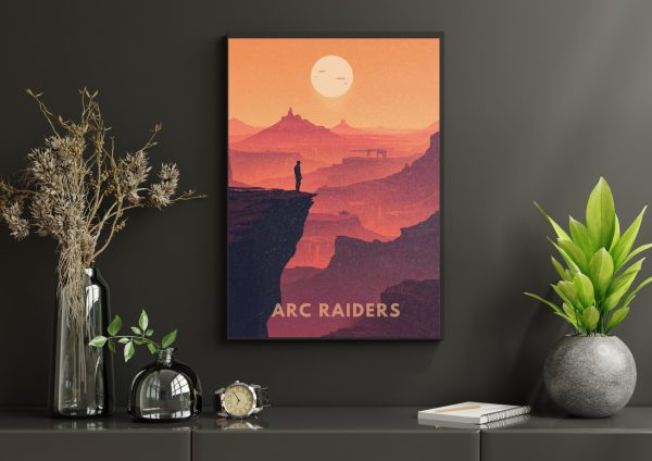 Plakát ARC Raiders Between Ruins and Sunrise v černém rámu na tmavé stěně – postava na útesu nad růžovým kaňonem