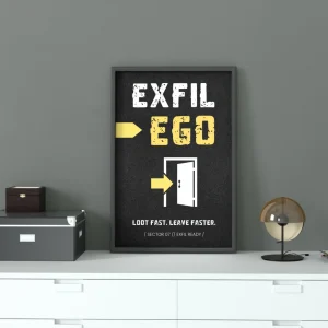 Plakát ARC Raiders EXFIL EGO v černém rámu na bílé komodě – žlutá šipka do otevřených dveří a heslo LOOT FAST. LEAVE FASTER.