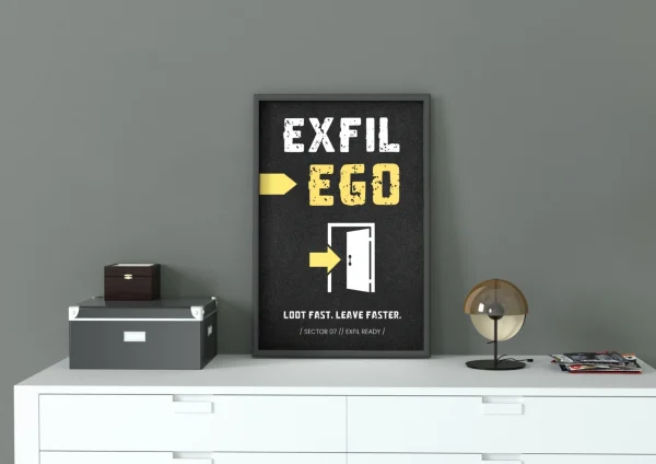 Plakát ARC Raiders EXFIL EGO v černém rámu na bílé komodě – žlutá šipka do otevřených dveří a heslo LOOT FAST. LEAVE FASTER.