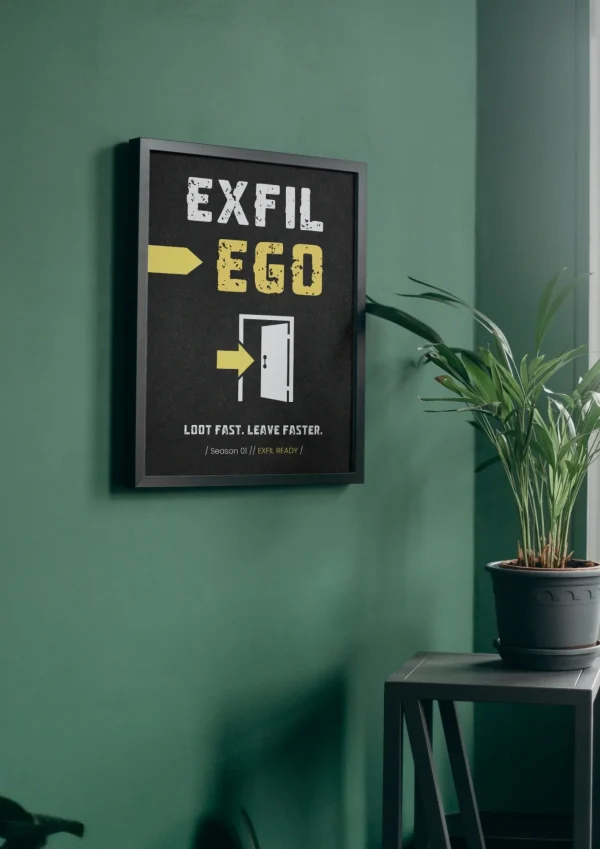 Plakát ARC Raiders EXFIL EGO v černém rámu na zelené stěně vedle pokojové rostliny
