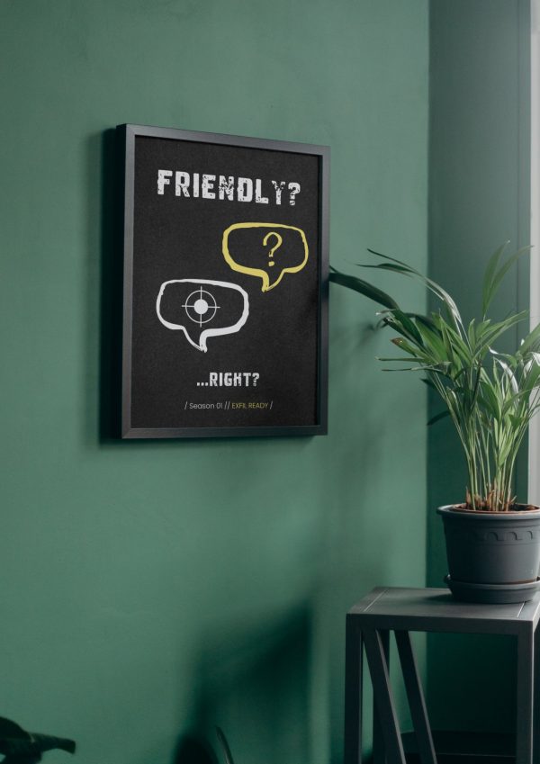 Plakát ARC Raiders Friendly? …Right? v černém rámu na zelené stěně vedle pokojové rostliny
