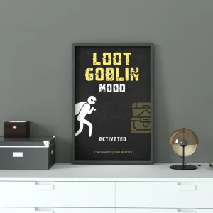 Plakát ARC Raiders Loot Goblin Mood v černém rámu na bílé komodě – postavička s pytlem a truhla
