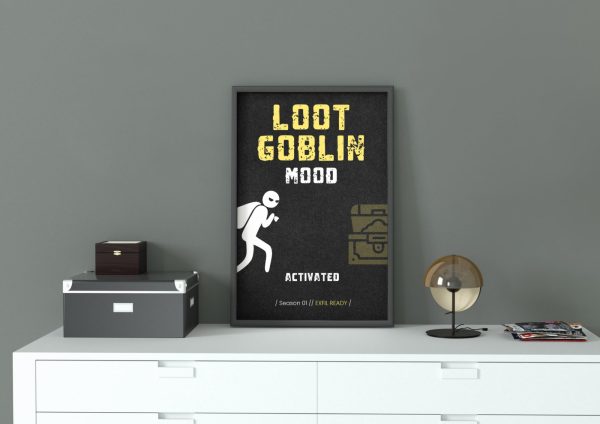 Plakát ARC Raiders Loot Goblin Mood v černém rámu na bílé komodě – postavička s pytlem a truhla