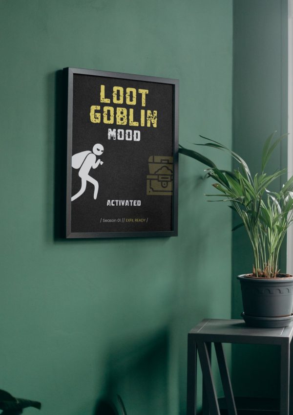 Plakát ARC Raiders Loot Goblin Mood v černém rámu na zelené stěně vedle pokojové rostliny