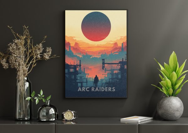 Plakát ARC Raiders The Surface Remembers v černém rámu na tmavé stěně – rudé slunce nad ruinami a osamělá postava