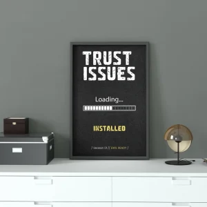 Plakát ARC Raiders TRUST ISSUES v černém rámu na bílé komodě – ukazatel načítání a nápis INSTALLED