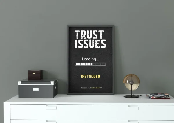 Plakát ARC Raiders TRUST ISSUES v černém rámu na bílé komodě – ukazatel načítání a nápis INSTALLED