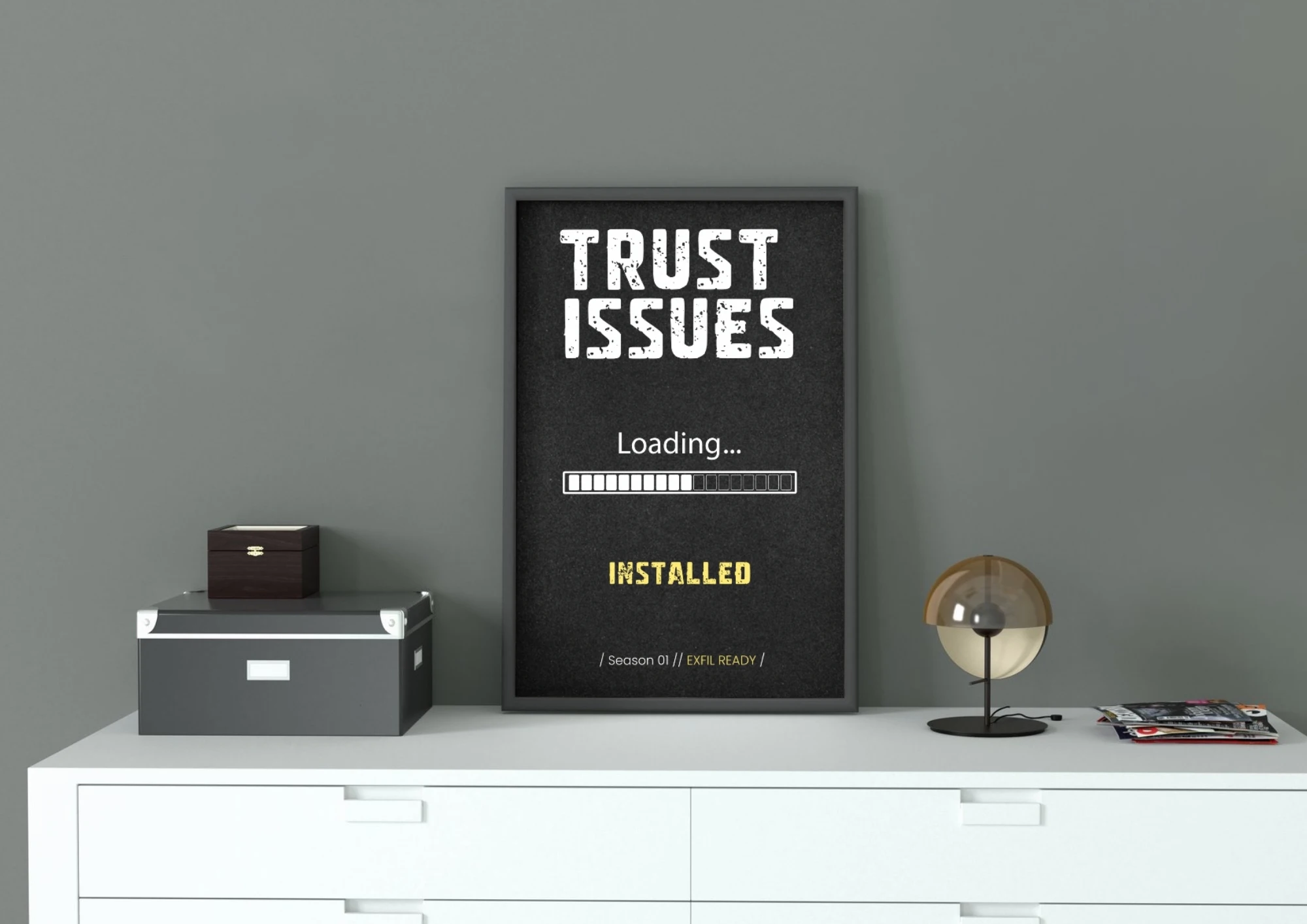 Plakát ARC Raiders TRUST ISSUES v černém rámu na bílé komodě – ukazatel načítání a nápis INSTALLED