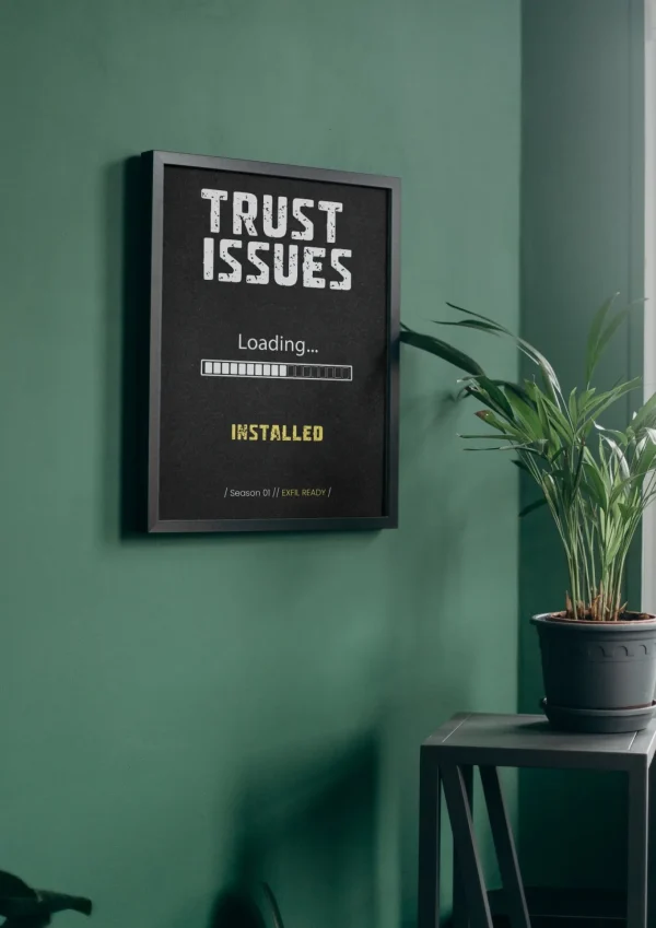 Plakát ARC Raiders TRUST ISSUES v černém rámu na zelené stěně vedle pokojové rostliny