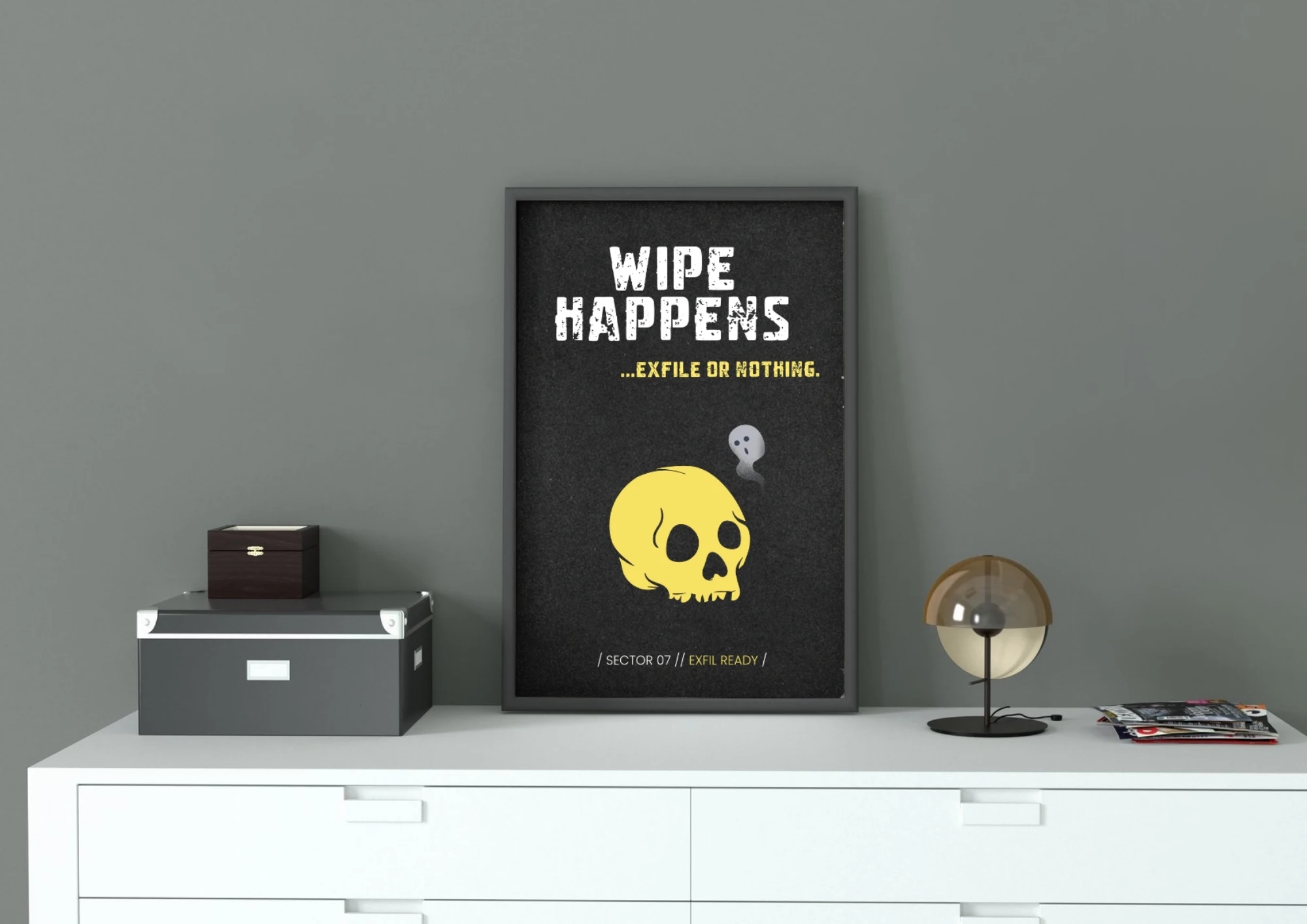 Plakát ARC Raiders WIPE HAPPENS v černém rámu na bílé komodě – žlutá lebka a malý duch