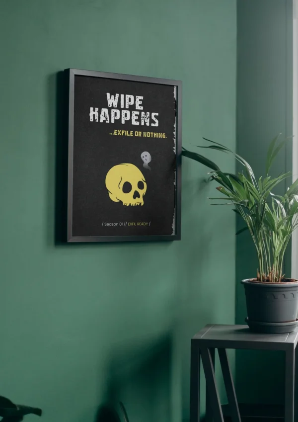 Plakát ARC Raiders WIPE HAPPENS v černém rámu na zelené stěně vedle pokojové rostliny