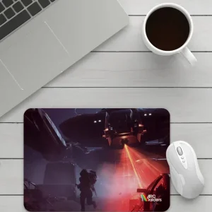 Podložka pod myš ARC Raiders na bílém stole vedle notebooku, myši a šálku kávy