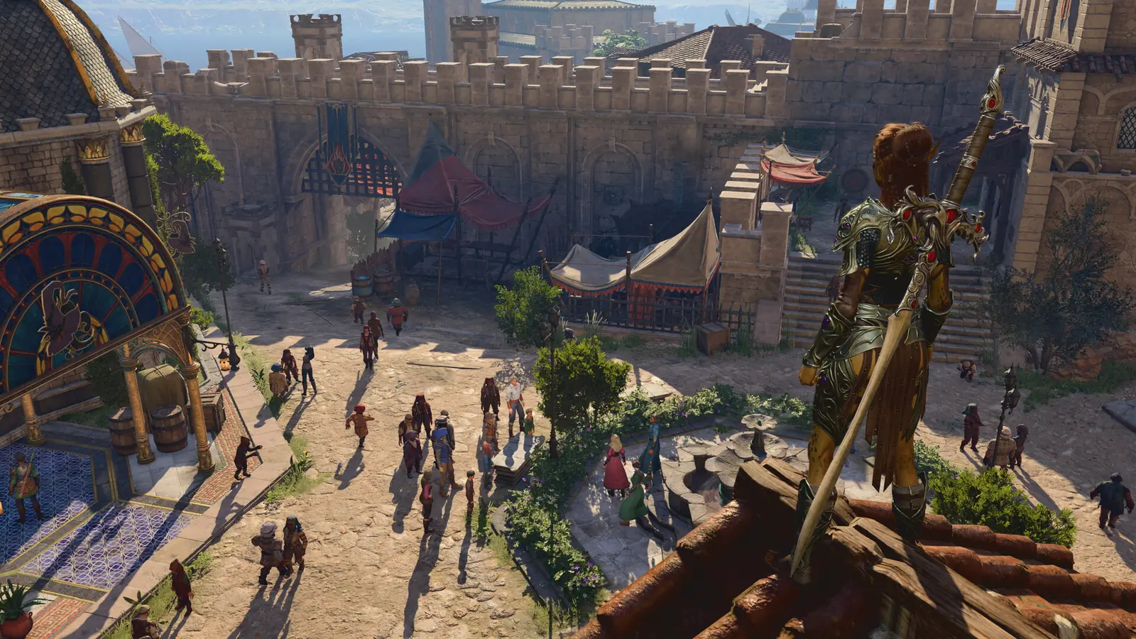 Postava s mečem stojí na střeše nad rušnou ulicí Baldur’s Gate s hradbami