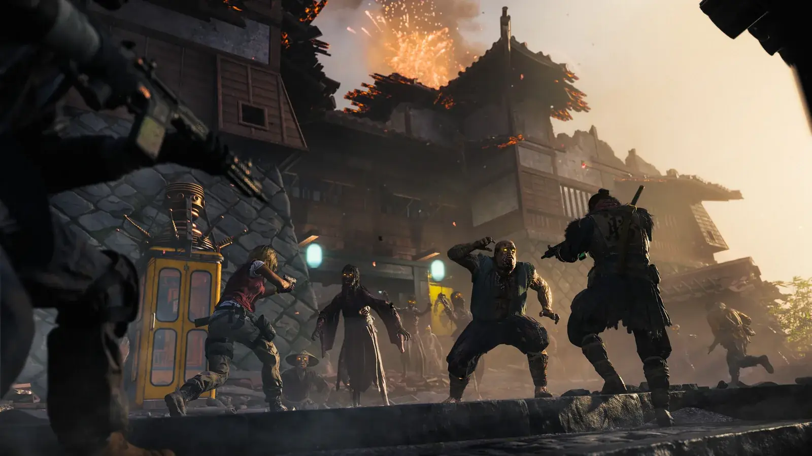 Hrdinové bojují se zombie samuraji před hořícím japonským hradem