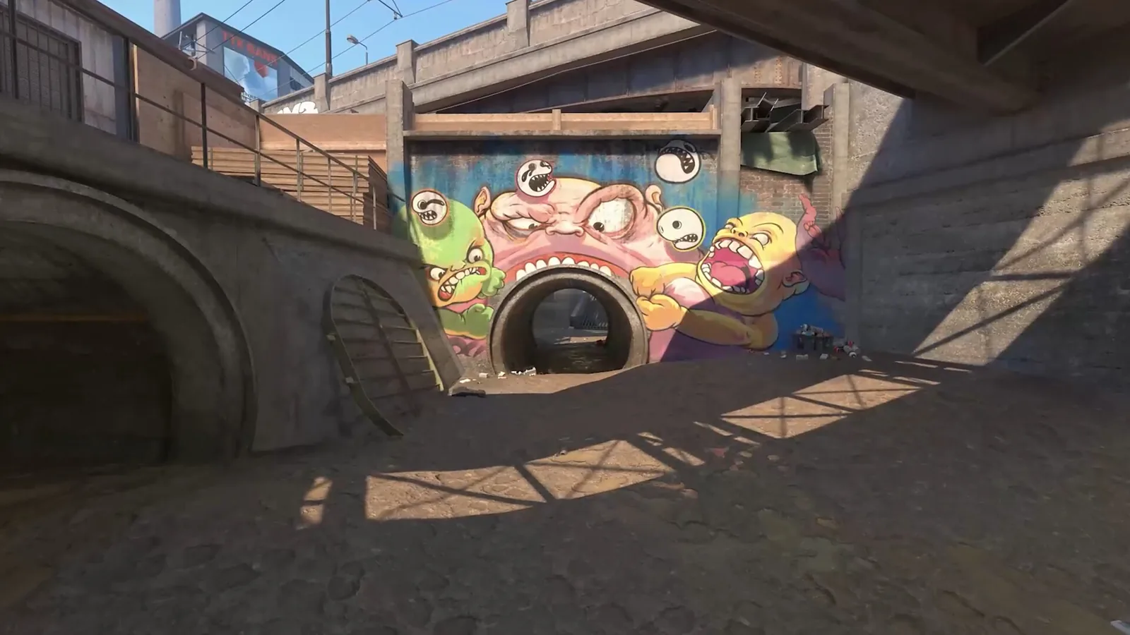 Betonový kanál v CS2 s barevným graffiti a kulatým tunelem pod mostem