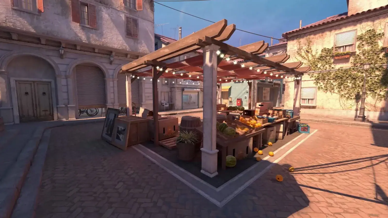 Slunné náměstí v CS2 s dřevěnou pergolou, stánkem s ovocem a starými domy