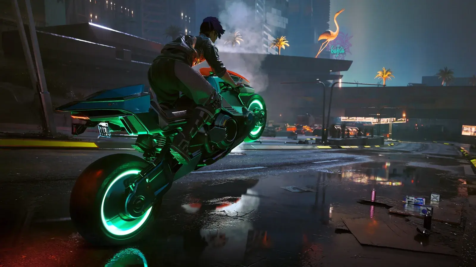 Motorkář na zeleně svítící motorce dělá wheelie na mokré noční ulici