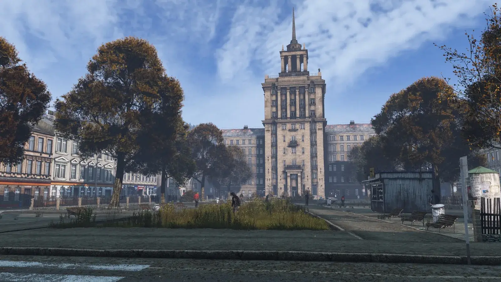 Náměstí v Černarusi s monumentální budovou s věží a stromy