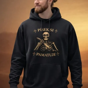 Černá mikina s kapucí Dune: Awakening Písek si pamatuje na muži – vpředu kostlivec, který si k hrudi tiskne nůž