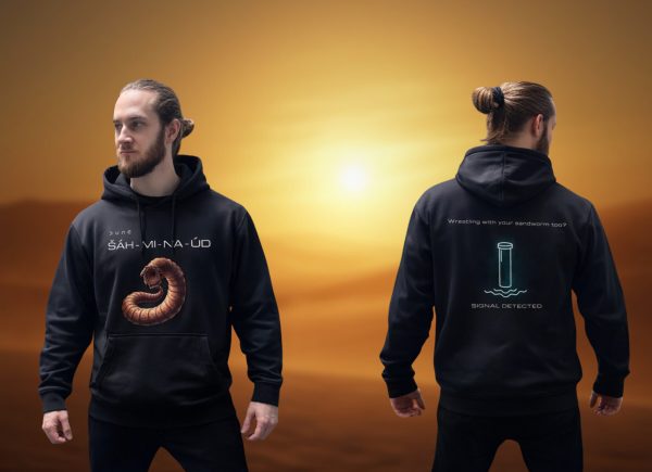 Černá mikina s kapucí Dune: Awakening ŠÁH-MI-NA-ÚD na muži – vpředu nápis a stočený písečný červ, vzadu SIGNAL DETECTED