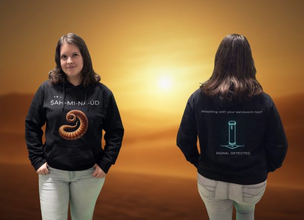 Černá mikina s kapucí Dune: Awakening ŠÁH-MI-NA-ÚD na ženě – pohled zepředu a zezadu s nápisem Wrestling with your sandworm too?