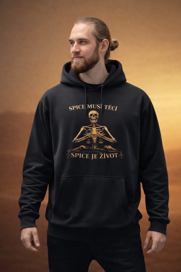 Černá mikina s kapucí Dune: Awakening Spice musí téci na muži – vpředu kostlivec sedící se zkříženýma nohama a nápis SPICE JE ŽIVOT