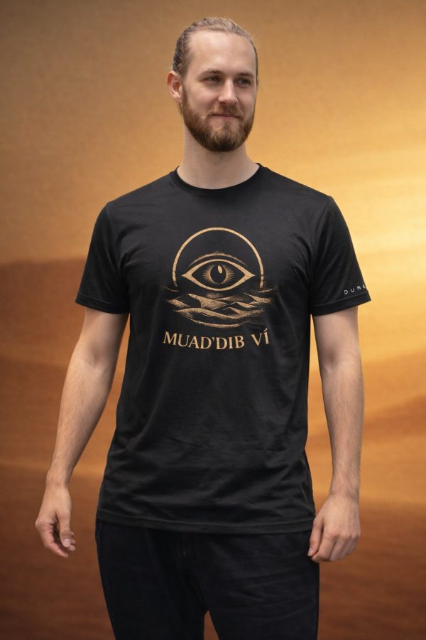 Černé tričko Dune: Awakening Muad'Dib ví na muži – vpředu oko v oblouku nad vlnitými dunami a nápis MUAD'DIB VÍ