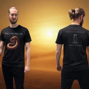 Černé tričko Dune: Awakening ŠÁH-MI-NA-ÚD na muži – vpředu nápis a stočený písečný červ, vzadu nápis Wrestling with your sandworm too? a SIGNAL DETECTED