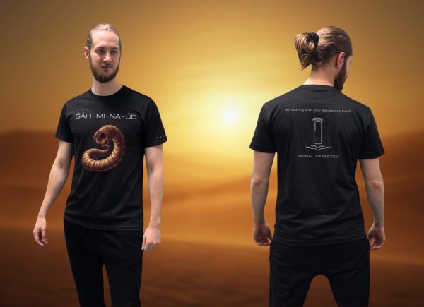 Černé tričko Dune: Awakening ŠÁH-MI-NA-ÚD na muži – vpředu nápis a stočený písečný červ, vzadu nápis Wrestling with your sandworm too? a SIGNAL DETECTED