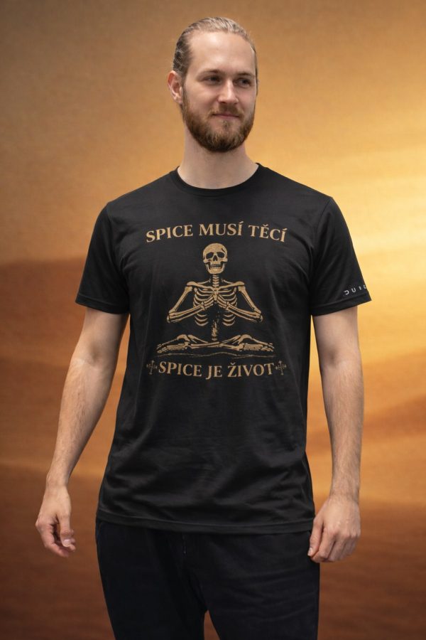 Černé tričko Dune: Awakening Spice musí téci na muži – vpředu kostlivec sedící se zkříženýma nohama a nápis SPICE JE ŽIVOT