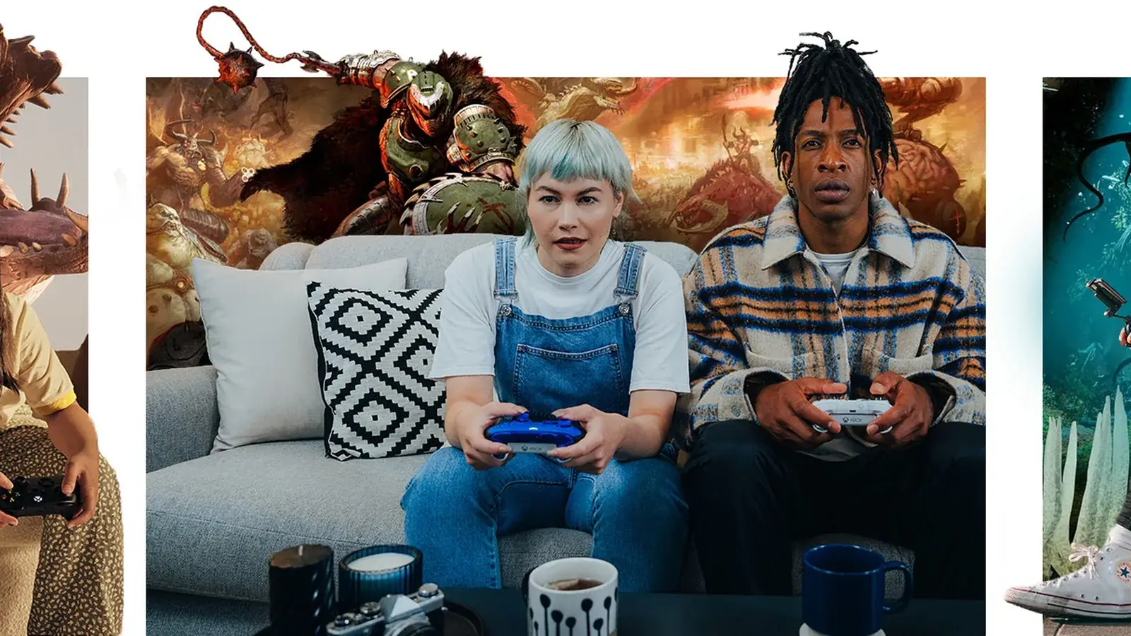 Dva lidé sedí na gauči a hrají s ovladači Xbox