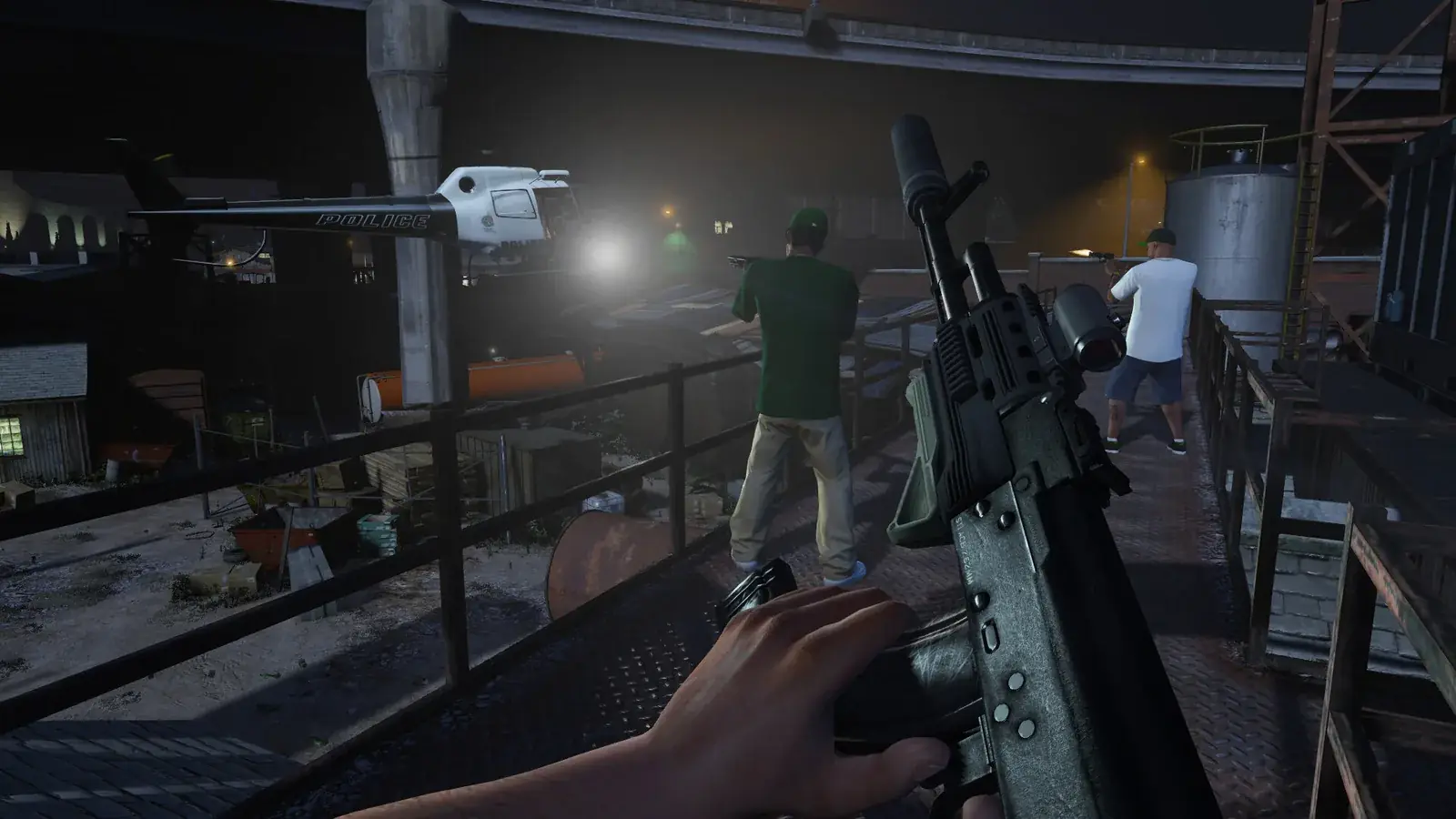 GTA 5 Enhanced: noční přestřelka z pohledu první osoby s útočnou puškou