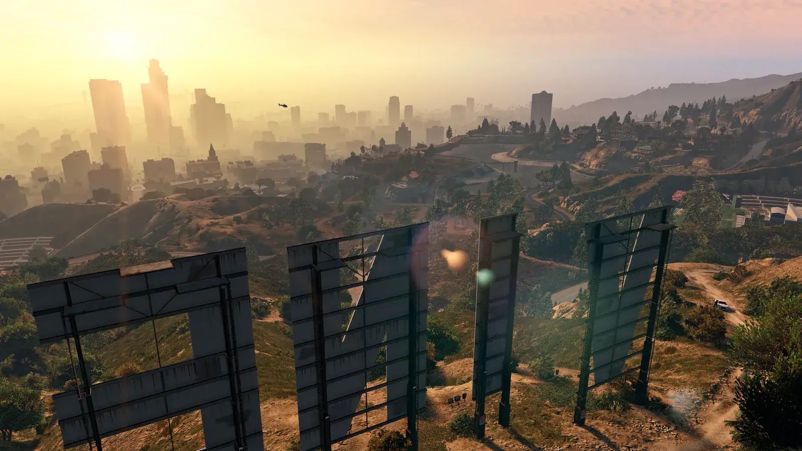 GTA 5 Enhanced: výhled od nápisu Vinewood na Los Santos při východu slunce