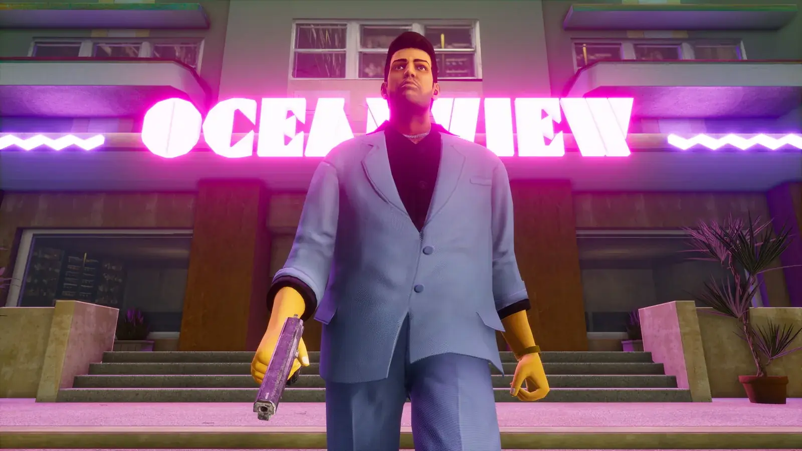 GTA: Vice City Definitive Edition: postava v saku před neonovým hotelem Ocean View