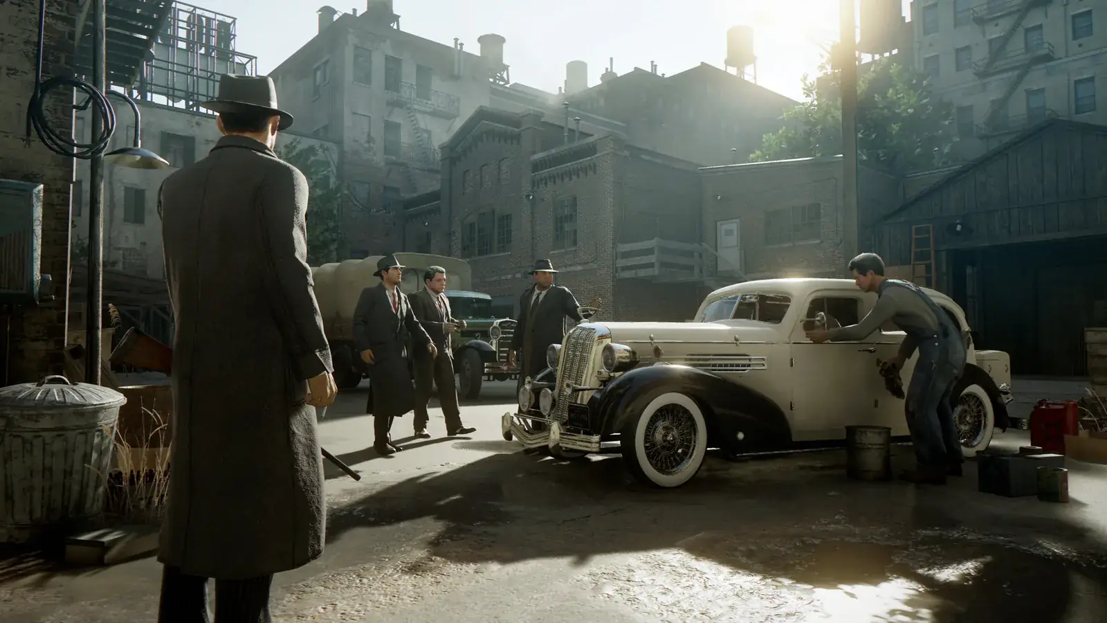 Gangsteři v kloboucích u dobového auta na dvoře v Lost Heaven, Mafia: Definitive Edition