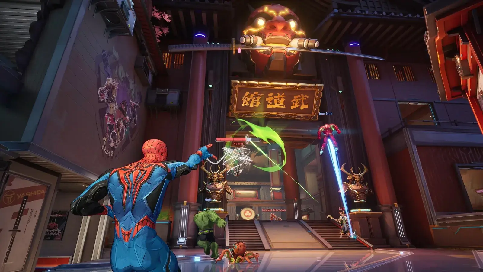 Spider-Man střílí pavučinu v japonsky laděné čtvrti, v pozadí Hulk, Iron Man a Loki