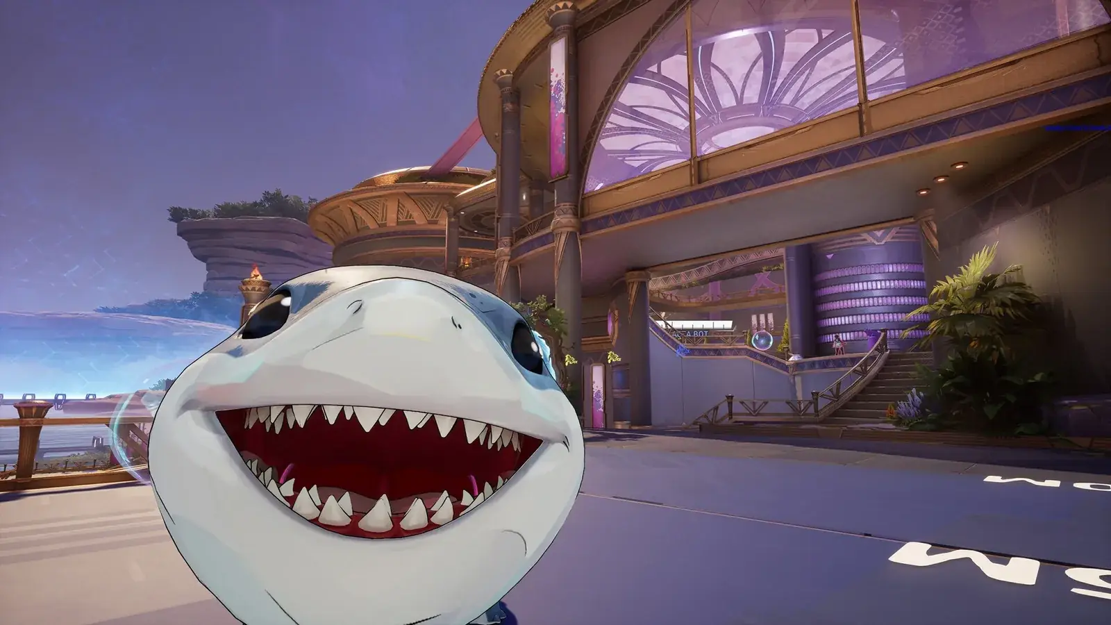 Jeff the Land Shark zblízka s otevřenou tlamou na terase před prosklenou budovou