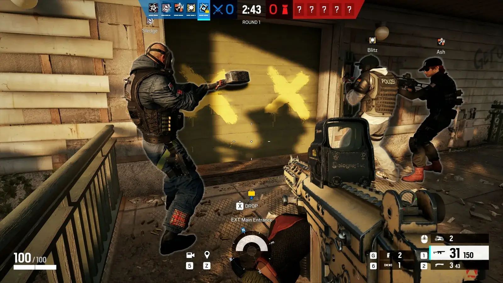 Útočník s kladivem u zesílené zdi z pohledu první osoby, Rainbow Six Siege