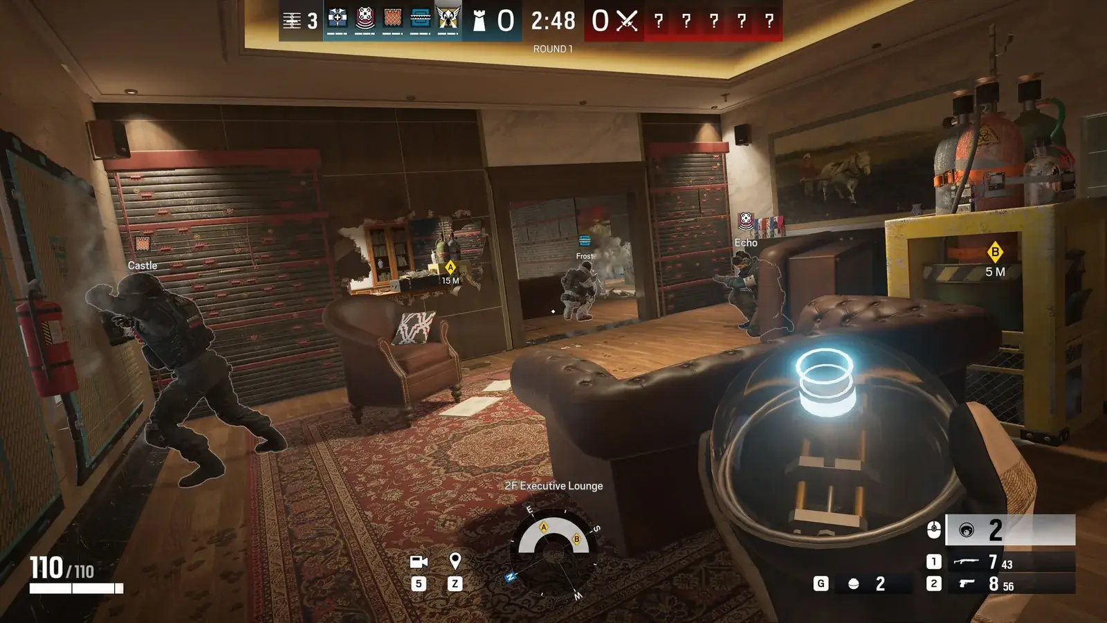 Obránce u okna v luxusním salonku s pohovkou, Rainbow Six Siege