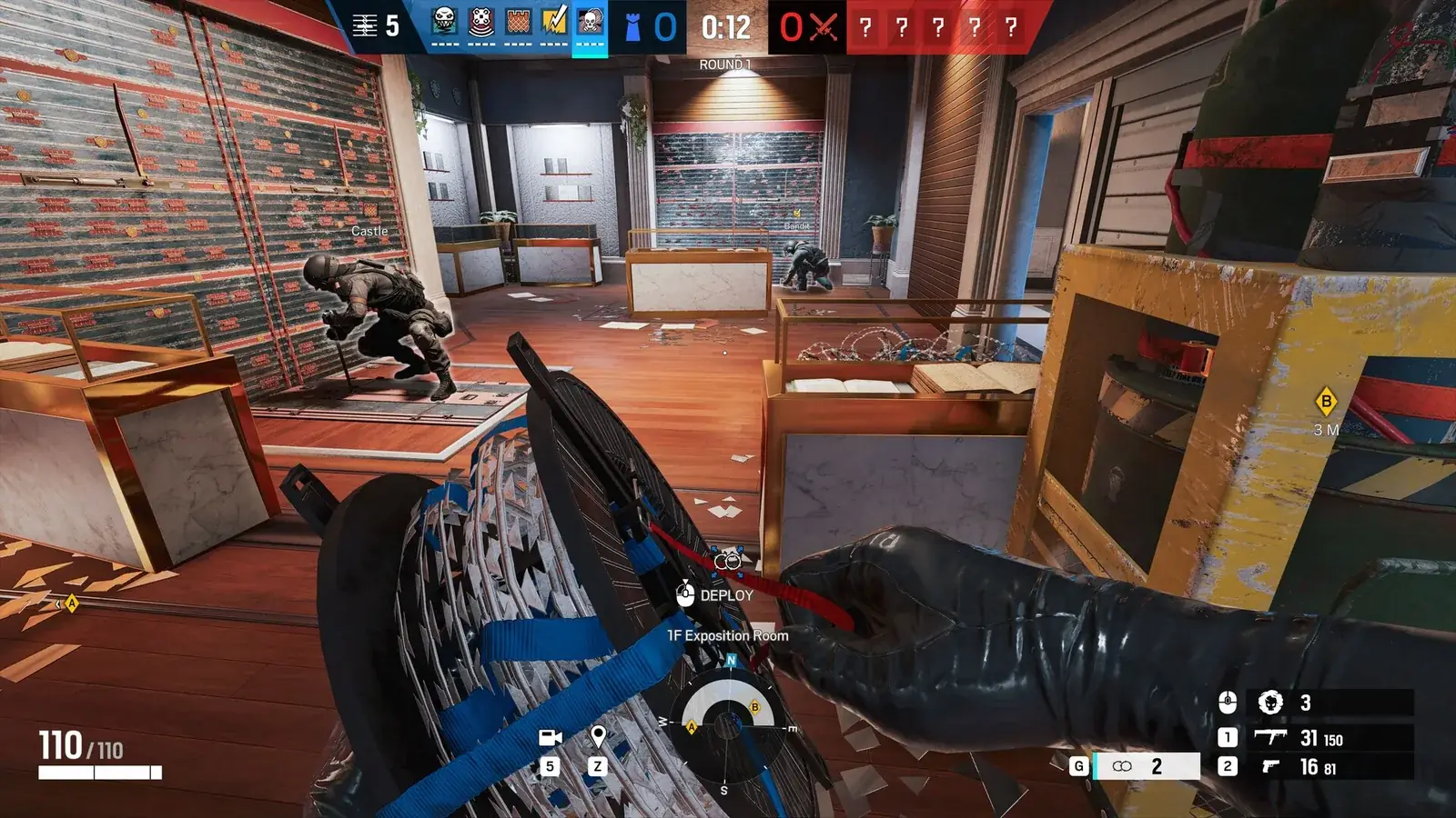 Pokládání ostnatého drátu v místnosti z pohledu první osoby, Rainbow Six Siege