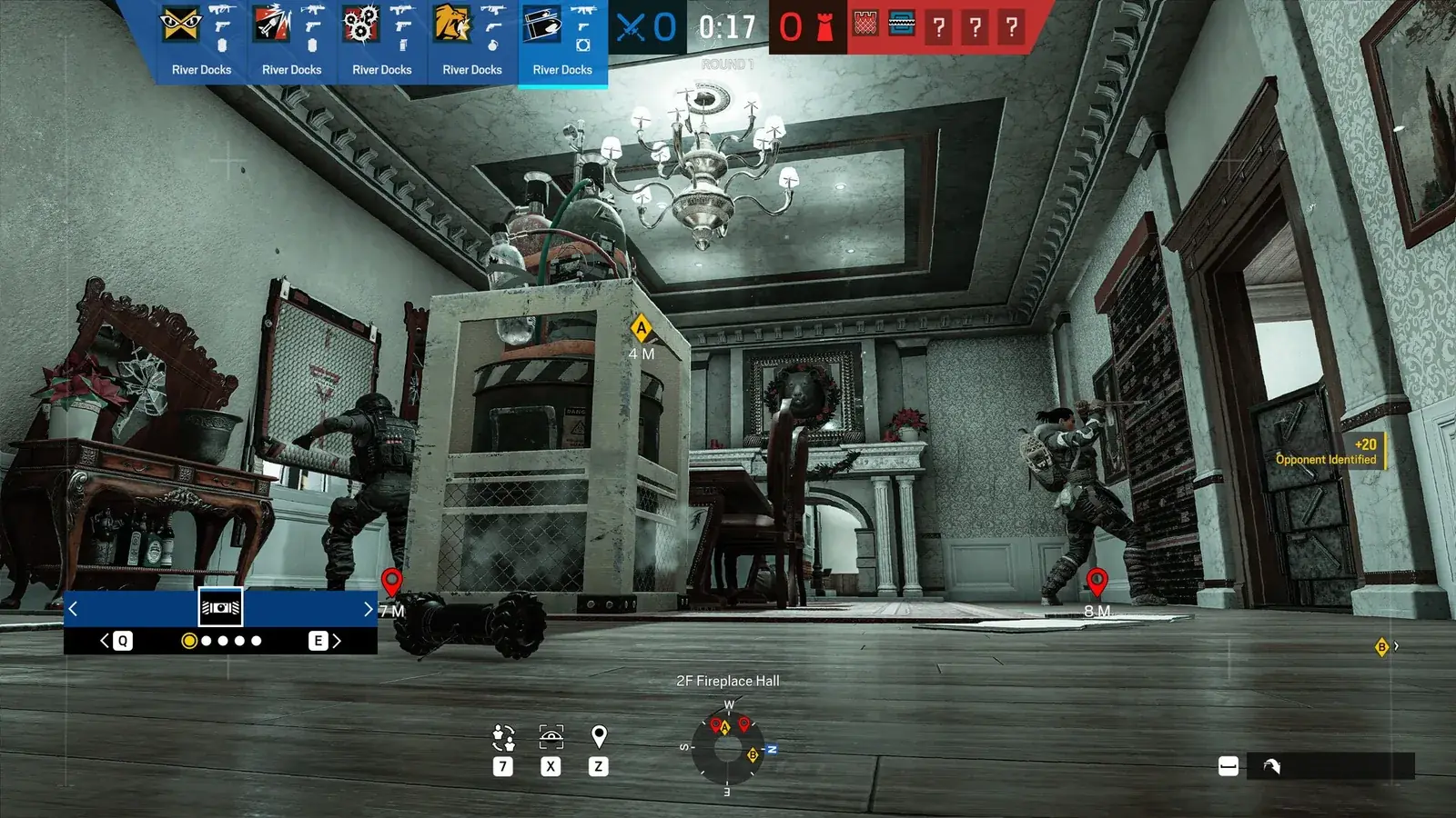 Pohled z dronu do místnosti s krbem a lustrem v Rainbow Six Siege