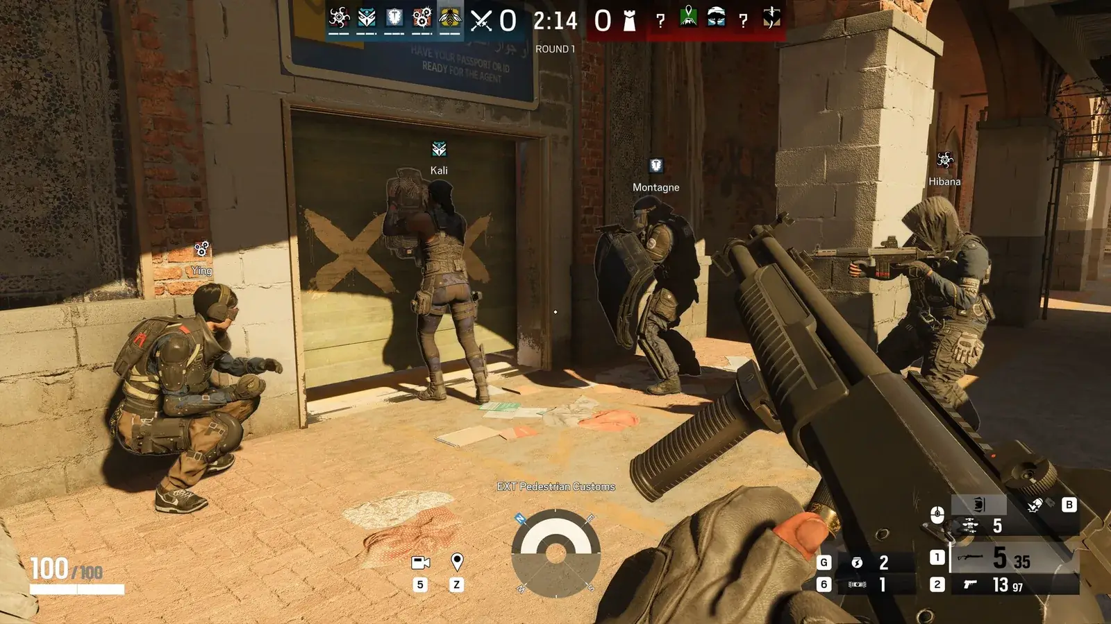 Útočníci Rainbow Six Siege u zabedněných dveří na slunném dvoře