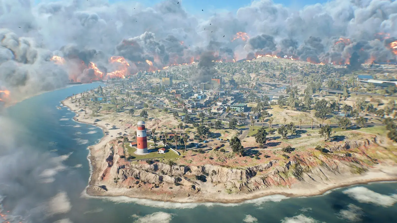 Letecký pohled na poloostrov Fort Lyndon s majákem a kouřem nad městem