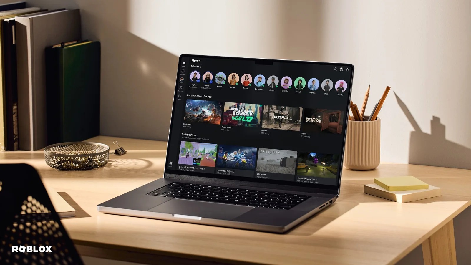 Notebook se stránkou Roblox na stole