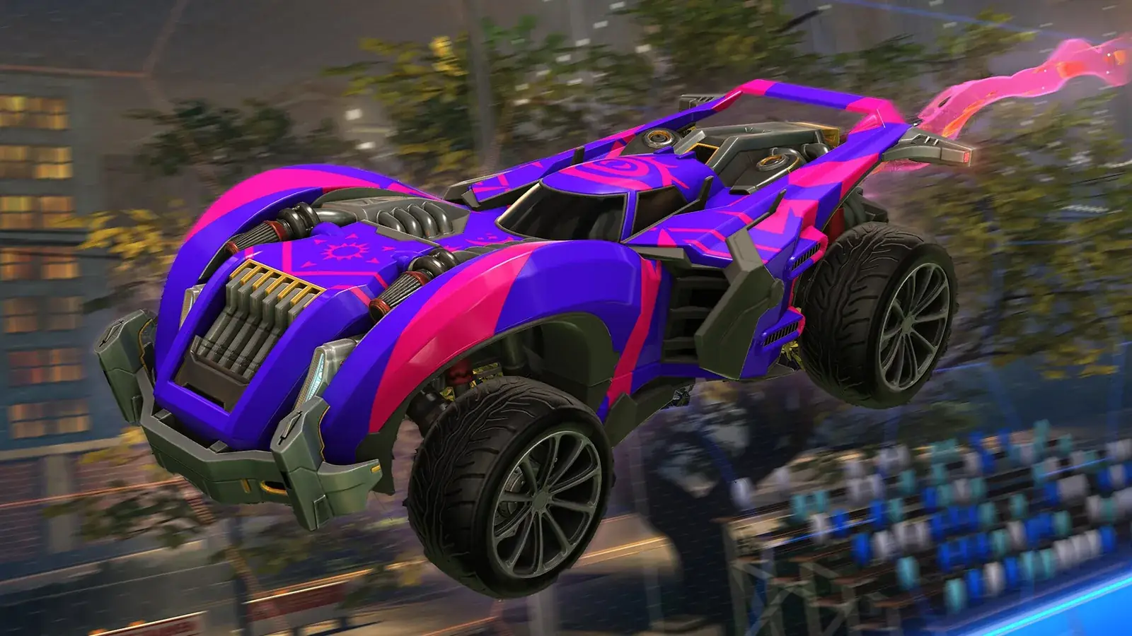 Fialovo-modré auto ve skoku nad arénou Rocket League, v pozadí tribuny