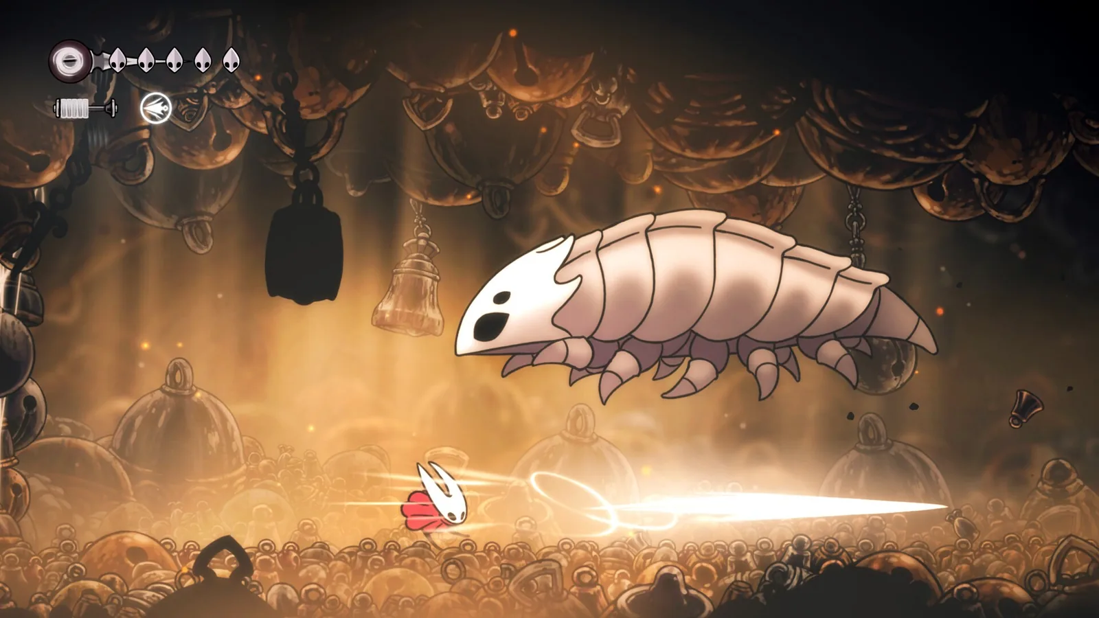 Hornet uhýbá dashem pod velkým bílým larvovitým bossem ve zlatém sále
