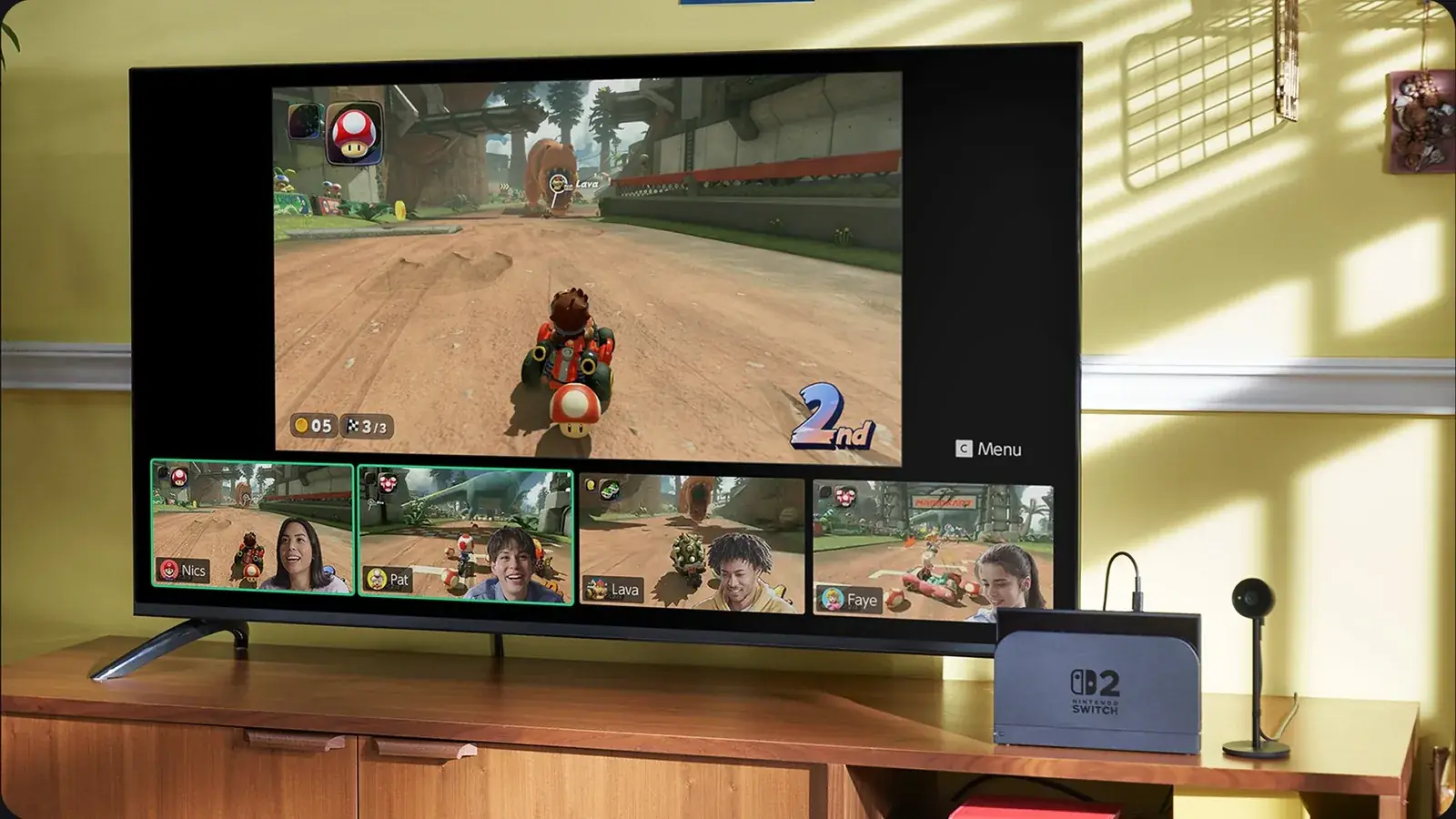 Televize s Mario Kart World a čtyřmi okénky videochatu GameChat