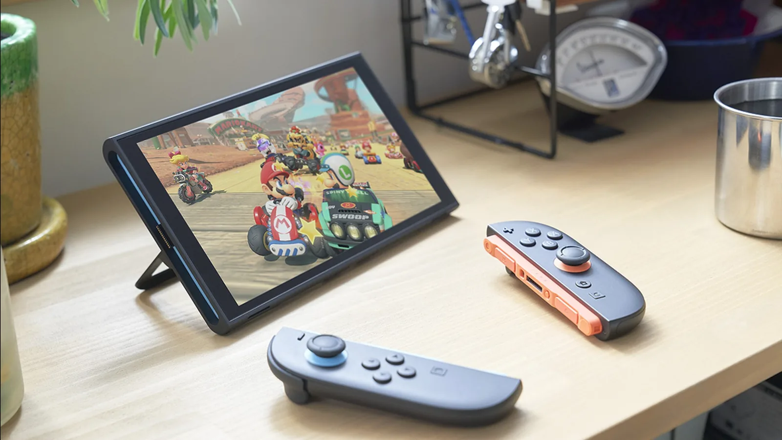 Switch 2 na stojánku s Mario Kart World na displeji a dvěma Joy-Con 2 vedle