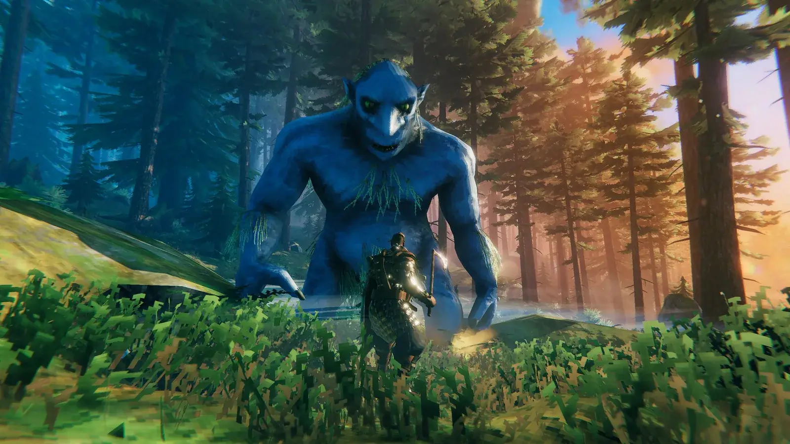 Viking v trávě v Black Forest, za ním se nad stromy tyčí modrý troll